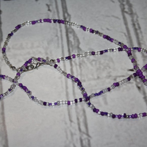 Beautiful purple and white glass beaded necklace 28" - Picture 1 of 5